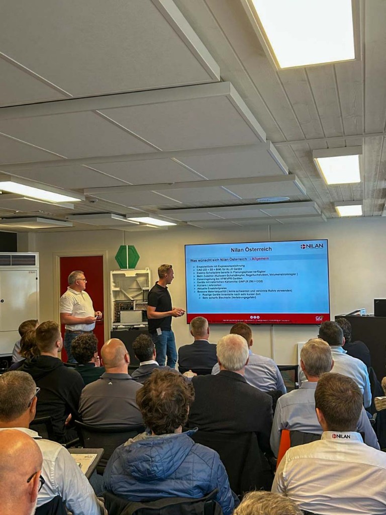 Präsentation zu Nilan Österreich vor Teilnehmergruppe mit Leinwand