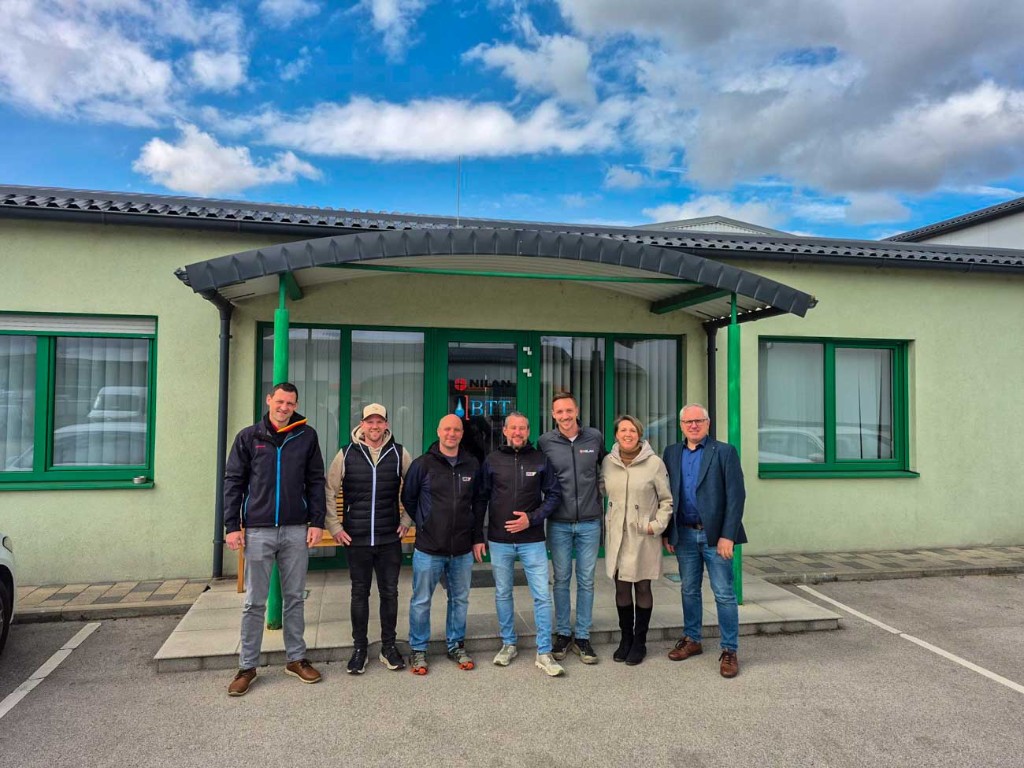 Team von HK Solution vor dem Firmengebäude