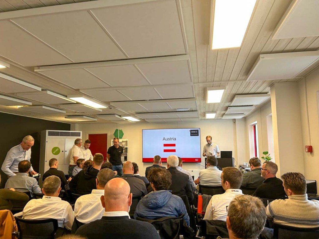Veranstaltungsraum mit Präsentation zum Thema Österreich und Teilnehmern